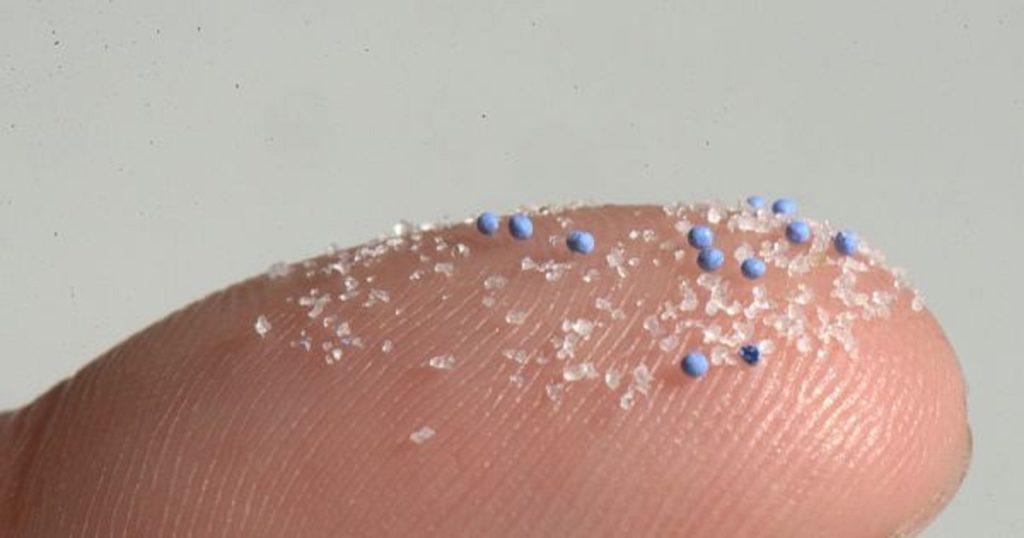 Частки мікропластику на пальці